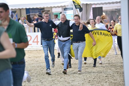 Gewürdigtt: Hendrik Fiegel auf der Ehrenrunde | © FN/Schroeder