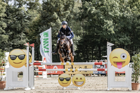 Benedikt Raab überzeugt sowohl mit Crunchy Boy als auch Dimerdor Merveilles im Einlaufspringen des Large Finale der Horst-Gebers-Ponytour. | © Maike Klüter Benedikt Raab überzeugt sowohl mit Crunchy Boy als auch Dimerdor Merveilles im Einlaufspringen des Large Finale der Horst-Gebers-Ponytour. | © Maike Klüter