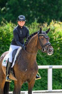 Dorothee Schneider mit dem Gestüt Famos-Beschäler Segantini FRH. | © www.Photo.Equitaris.de Dorothee Schneider mit dem Gestüt Famos-Beschäler Segantini FRH. | © www.Photo.Equitaris.de