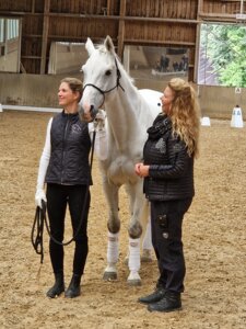 Claudia Münch (r.), hier mit Helferin Jana Conter und Schimmel Celebrity, stellte im RV Würmtal ihr Konzept zur Bodenarbeit vor. | © Scheibenpflug Claudia Münch (r.), hier mit Helferin Jana Conter und Schimmel Celebrity, stellte im RV Würmtal ihr Konzept zur Bodenarbeit vor. | © Scheibenpflug