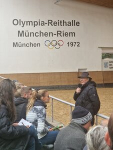 Kurzweilig und informativ: Hannes Müller beim Berufsreitertag in der Olympia-Reithalle | © Scheibenpflug Kurzweilig und informativ: Hannes Müller beim Berufsreitertag in der Olympia-Reithalle | © Scheibenpflug