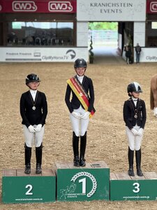 Die strahlenden Medaillenträger beim diesjährigen Bundesnachwuchschampionat der Pony-Dressurreiter | © privat Die strahlenden Medaillenträger beim diesjährigen Bundesnachwuchschampionat der Pony-Dressurreiter | © privat