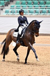 Nicole Grosch tanzt mit ihrer Stute Visser's Hit Valeria VEC OLD durch das Viereck in Kreuth | © Dill (Archiv)