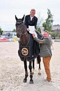 Von nun an in Gold: Hannes Mergler wurde in Grafenrheinfeld geehrt. | © Dill