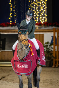 Marie Flick strahlte im Sattel ihres Ciro über den Sieg der zweiten Junge Reiter-Wertung. | © Jasmin Metzner