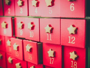 Mitmachen und beim BAYERNS PFERDE Adventskalender tolle Gewinne sichern. | © Adobe Stock