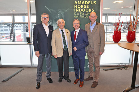 Das Team für den Startschuss der Amadeus Horse Indoors steht parat. | © CityFoto/Brandl