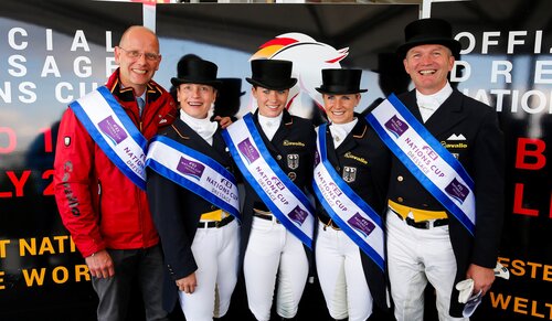 Ein Blick zurück: Die deutsche Mannschaft um Kristina Bröring-Sprehe, Isabell Werth, Jessica von Bredow-Werndl, Hubertus Schmidt und Equipechef Klaus Roeser gewann den Nationenpreis Dressur 2015 auf dem Hof Kasselmann  | © Reitsport-Hellmann (frei)