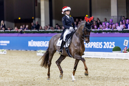 Bianca Nowag-Aulenbrock und Vaida-Girl führen den Siegerpreis beim Frankfurter Festhallen Reitturnier an.  | © Lafrentz
