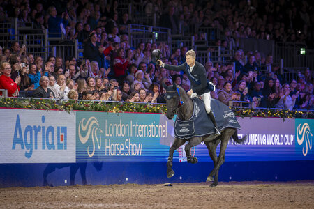 Max Kühner siegt im Weltcup-Springen in London | © FEI/Jon Stroud Media (frei)
