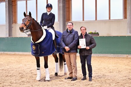 Von nun an reitet sie in Gold: Alexandra Pferschy erhielt das goldene Reitabzeichen. | © Dill
