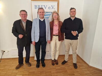 Neu gewählt (v.r.): Julian Burczyk, Uta Härlein und Marc Nitschke mit Präsident Gerhard Eck | © Scheibenpflug
