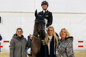 Ein starkes Team um Dieudonné: Pflegerin Natalie, Raphael Netz, Sonja Krall und die Mutter von Raphael Netz, Janet Netz | © Lafrentz