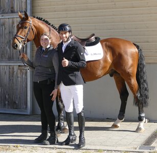Elton vor der Deckstation mit Servicestellenleiterin Pauline Jopp und Richard Vogel | © Gaum