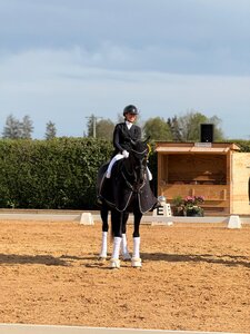 Svenja Holzmayr sicherte sich mit Johnson's den Sieg im Grand Prix beim Riedschreinerhof. | © privat