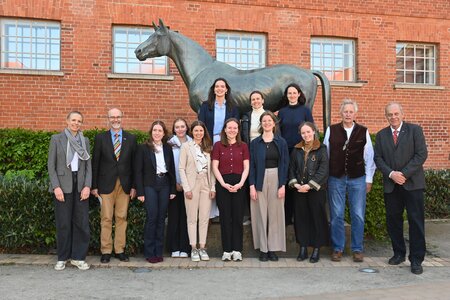 Vor dem Tempelhüter-Denkmal in Verden: Die Autorinnen aller 2026 von der GWP prämierten Arbeiten, flankiert von der Moderatorin Dr.Enrica Zumnorde-Mertens, dem GWP-Vorsitzenden Dr. Ludwig Christmann (li.) und den Jury-Mitgliedern  Hendrik Fiegel und Prof. Dr. Clemens Wollny. | © Bettina Diercks