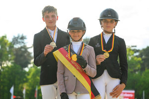 Grace Kühner (r.)  sprang mit Rassina-M zur Bronzemedaille bei den Children. | © Equitaris