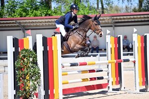 Benedikt Raab siegte mit Marie-Luise im ersten Wertungsspringen der Ponyreiter. | © Dill (Archiv)