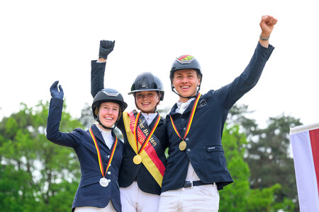 Jolie Kühner durfte sich mit Bastille über Gold bei den Junioren freuen. | © Equitrais