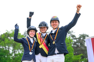Jolie Kühner durfte sich mit Bastille über Gold bei den Junioren freuen. | © Equitrais