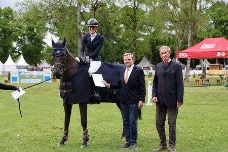 Goldenes Reitabzeichen für Anna Ortmann, LK-Chef Marc Nitschke und Onkel Jürgen Blum gratulieren. | © Dill