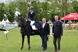 Goldenes Reitabzeichen für Anna Ortmann, LK-Chef Marc Nitschke und Onkel Jürgen Blum gratulieren. | © Dill