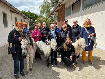 Unterwegs mit der Seniorenbörse zu Esel Harald und den Ponys Impossible und Drupke der Familie Kuhbandner | © Privat