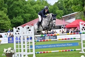 Für Hansi Blum ist die Pferd International etwas Besonderes - sowohl die Ritte im Parcours als auch durch seine Rolle als Turnierleiter Springen. | © Dill