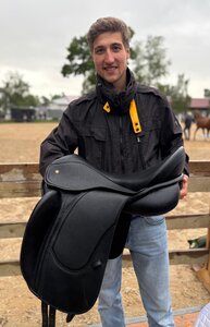 Nikolas Eichelsbacher konnte den Fichtbauer Dressursattel ersteigern. Der Versteigerungserlös von 2.900 Euro ist gespendet an „Theo – Zentrum für tiergestützte Therapien Ostbayern“. | © Hörster
