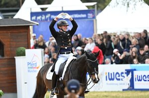 München-Liebe von und für Raphael Netz und Great Escape Camelot nach einem Spitzen-Ritt im 5*-Grand Prix Special. | © Hubert Fischer