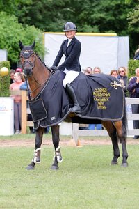 Von nun an reitet sie in Gold: Jolie Marie Kühner erhielt das goldene Reitabzeichen. | © Dill