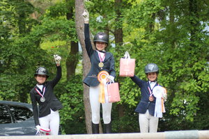 Jubelnde Reiterinnen im Ponycup: Medaillen gab's in sechs Altersklassen | © Popp