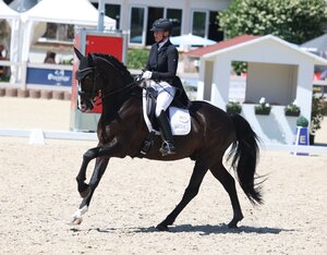 Nicole Casper galoppiert mit Birkhof's Zabalou zum Sieg. | © Roger Müller