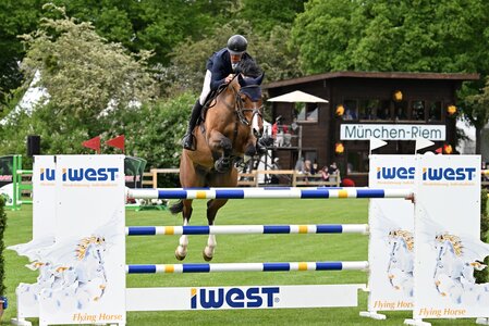 Los geht's im iWEST Bayernchampionat, hier Oliver Berger mit Cassini | © Puschak/Presse