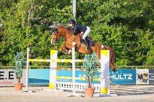 Sprung zur goldenen Schleife: Luise Konle und Neptun | © Dill/Ermer