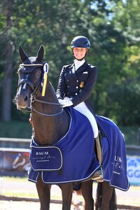 Glückliche Siegerin: Jessica von Bredow-Werndl mit Dancier Gold | © Dill