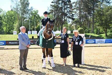 Neue Bayerische Meisterin der Amateure: Laura Bismark mit Prinz Diamond | © Dill