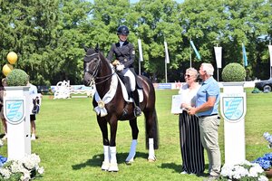 Michaela Beer und Dirk Meylemans überreichten Lotta Beckmanns das Goldene Reitabzeichen. | © Dill