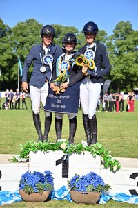 Die neuen Medaillenträger bei den Reitern: Gold Lisa Cardin (Mitte), Silber für Oliver Berger (links) und Bronze für Anna Ortmann (rechts) | © Dill