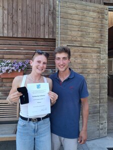 Über die bronzene Verbands-Ehrennadel freuen sich Katharina Schuster und Trainer und Lebensgefährte Nikolas Eichelsbacher | © Privat