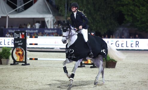 Sophie Hinners mit der im Land bestens bekannten Schimmelstute SMA Disney | © Roger Müller