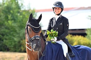 Freude über den S*-Sieg: Lara Hapfelmeier mit dem Fabelhaften Franz | © Dill