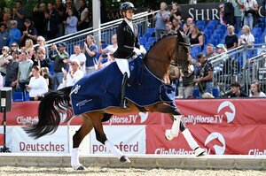 Baila van der Rosi und Sophie Jamar galoppierten im Finale der fünfjährigen Dressurpferde zu Platz acht und erhielten den Tierschutzpreis. | © Mirka Nilkens