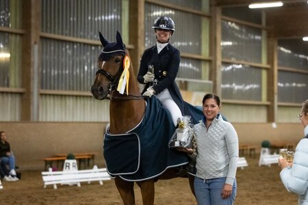 Leonie Weirich und Be My Lover gewinnen die S-Dressur.  | © Annika Aichner