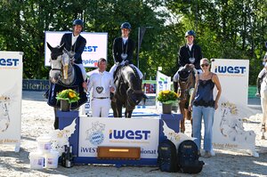 Glücklicher Sieger in Karlsfeld: Basile Bettendorf gewinnt die Qualifikation im iWEST Bayernchampionat. | © Puschak/Presse
