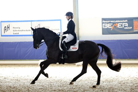 Hannah Beaulieu und Siri galoppierten in Karlsfeld zum Sieg. | © Dill