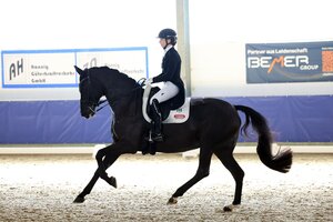 Hannah Beaulieu und Siri galoppierten in Karlsfeld zum Sieg. | © Dill