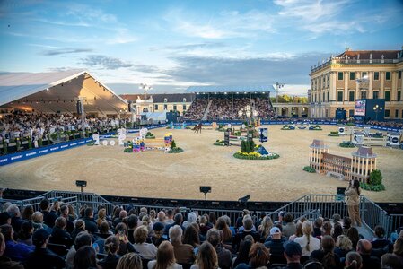  	Knapp 20.000 Besucher:innen verfolgten die Bewerbe im Ehrenhof von Schloss Schönbrunn, das frei zugängliche Village vor dem Turniergelände zählte zusätzlich rund 50.000 Besucher:innen.  | © Andreas Tischler (frei)