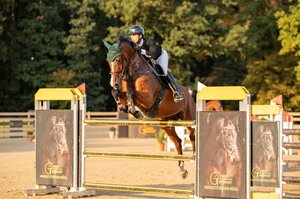 Kaloyan Dobrev gewinnt mit Bella D'Or das S-Springen auf dem Tiefenhof.  | © Nina Münch 