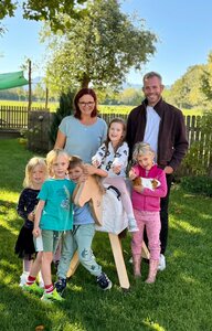 Dressurreiter Franz Trischberger übergab im Bauernhof-Kindergarten ein Holzpferd. | © Privat